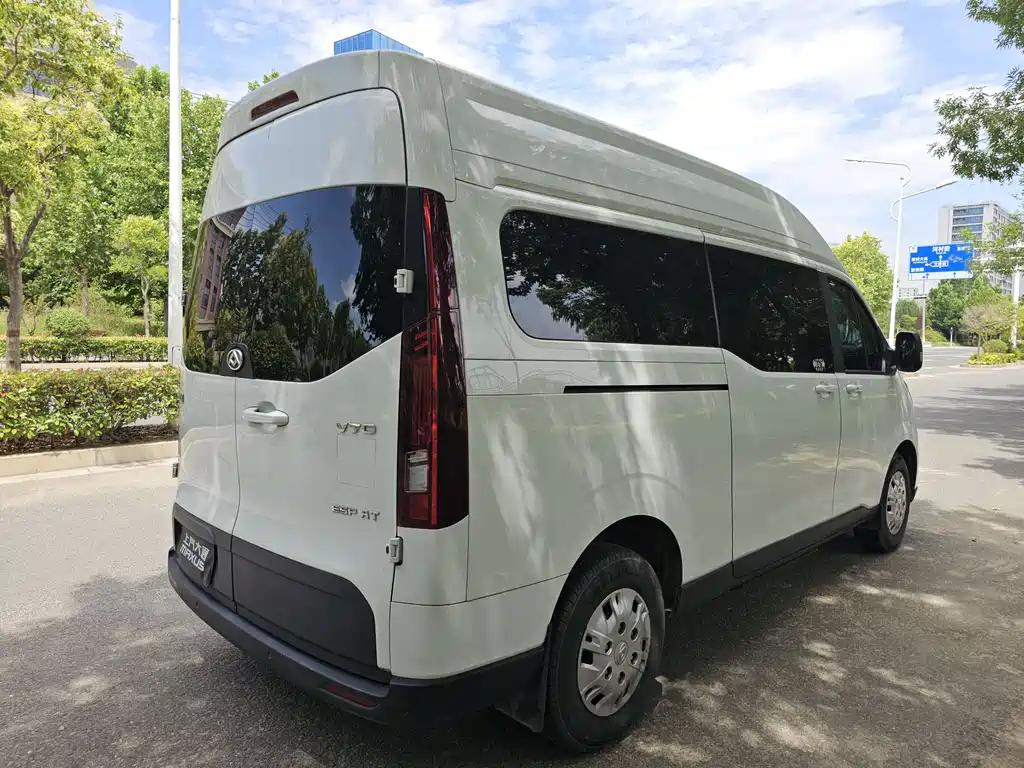 Xintu V70 新途V70 2023款 2.0 T 精英版 自动长轴中顶 6/7座