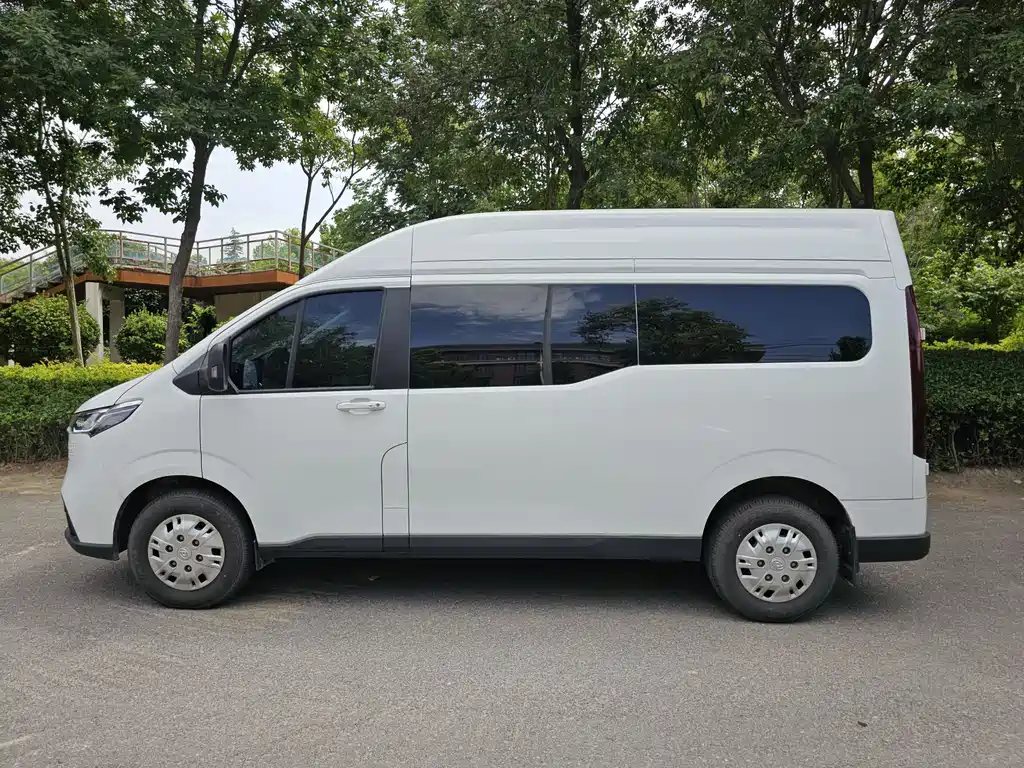 Xintu V70 新途V70 2023款 2.0 T 精英版 自动长轴中顶 6/7座
