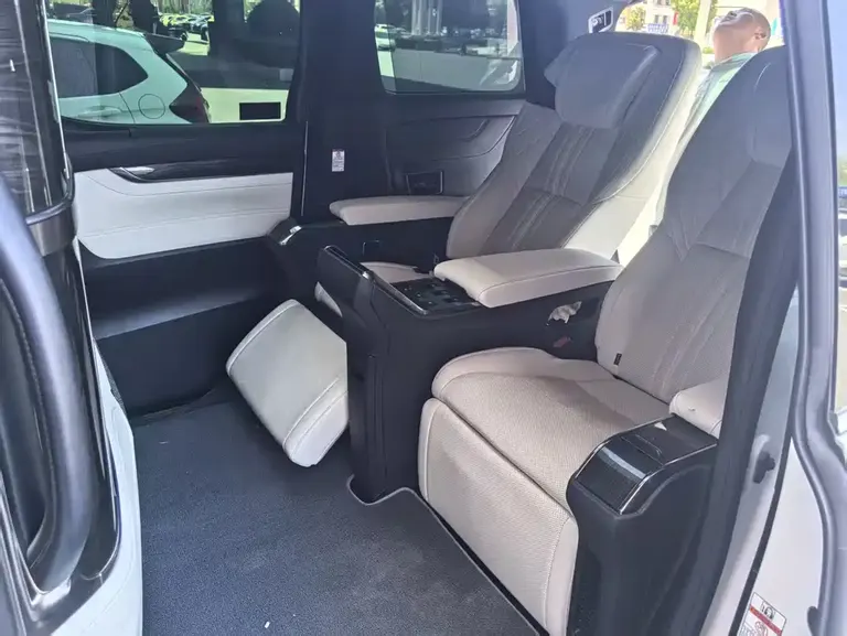 Lexus LM 300 h 4-seat Royal World