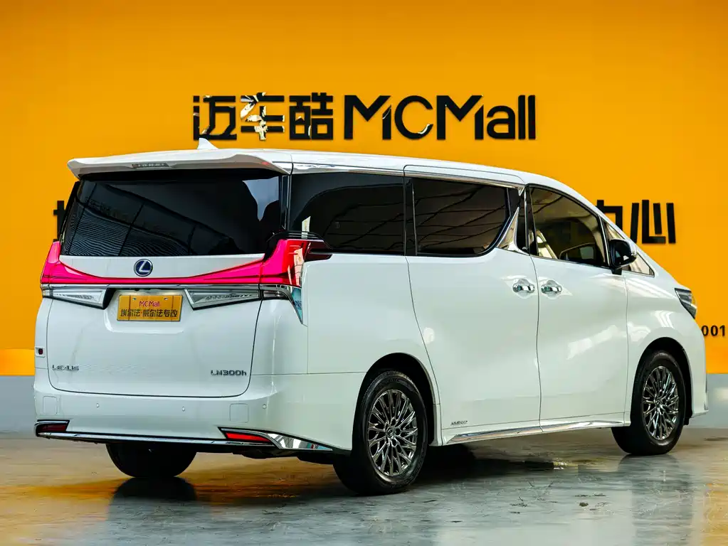 Lexus LM 300 h 4-seat Royal World