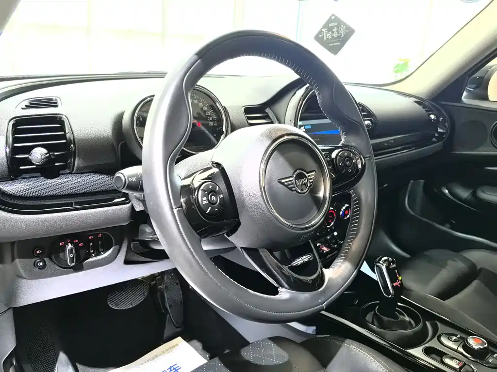 MINI CLUBMAN 1.5 T COOPER Connoisseur
