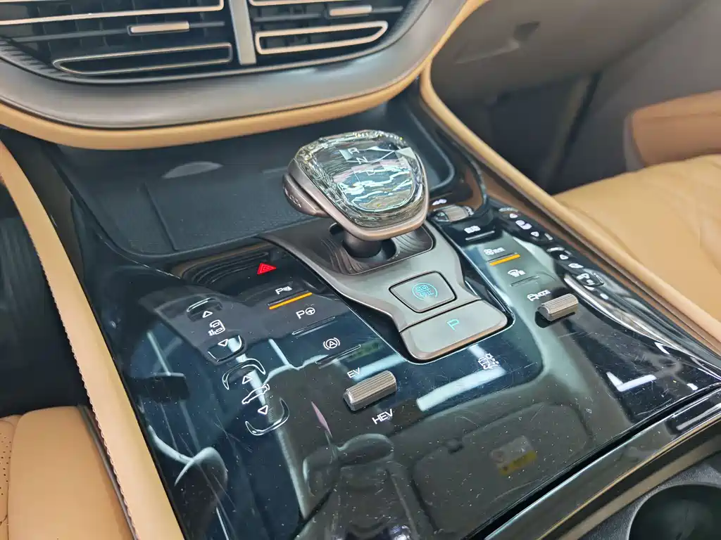 Denza D9 DM-i 970 4 WD Flagship