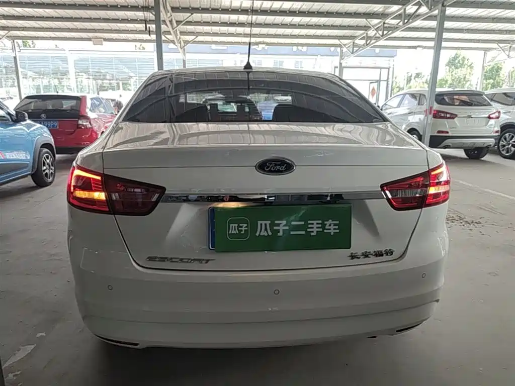 Escort Happy 1.5 L Auto Fashion