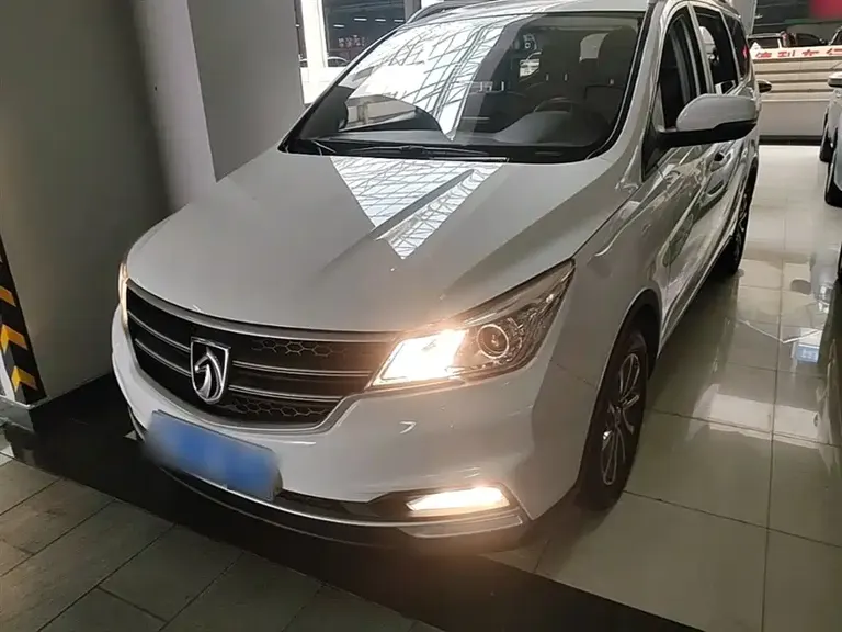 Baojun 730 1.5 L Manual Fashion 7-seat CN-V