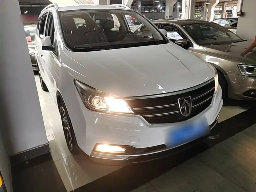 Baojun 730 1.5 L Manual Fashion 7-seat CN-V