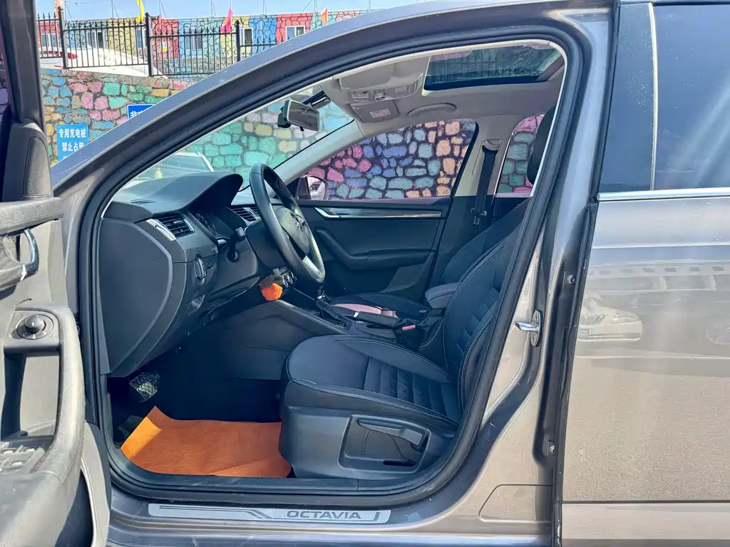 Octavia 1.6 L Auto Smart Travel