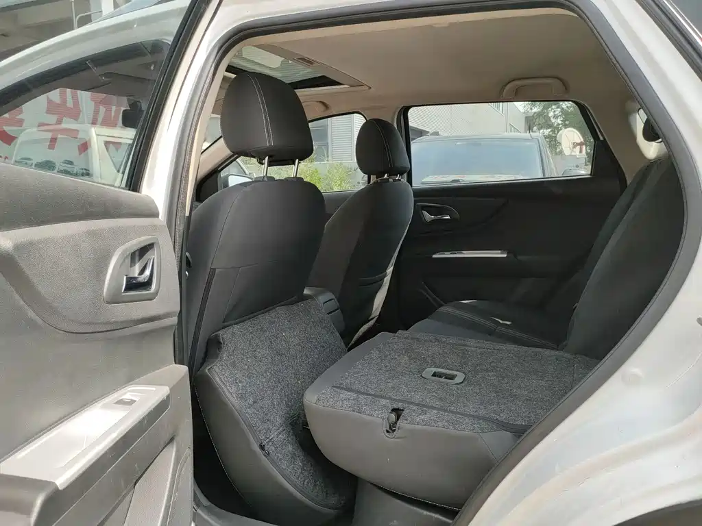 Dongfeng Fengshen AX3 东风风神AX3 2017款 领先版 1.5 L 手动尚酷型