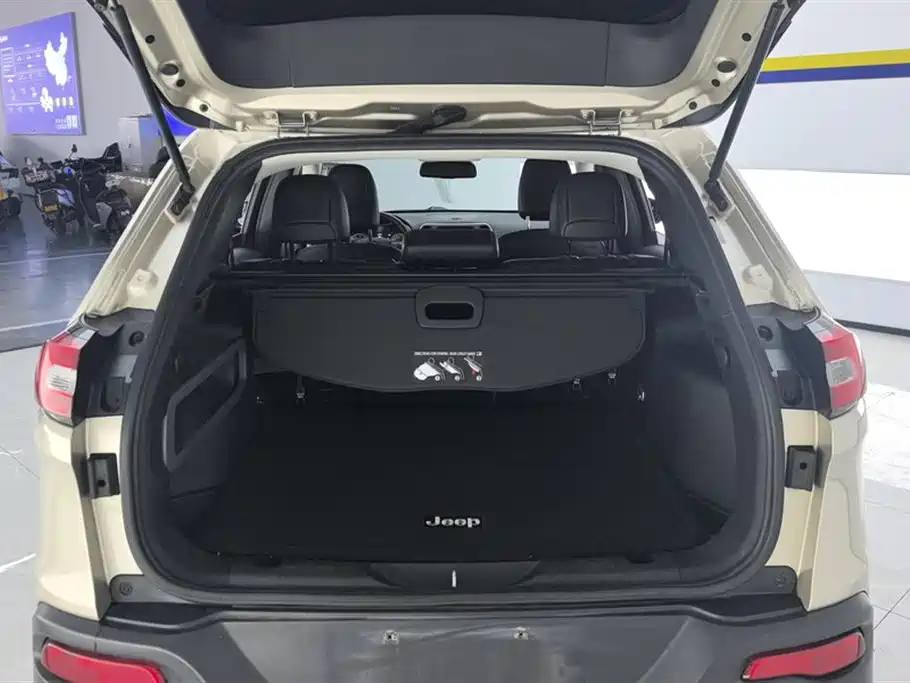 Cherokee 2.0 L Superior