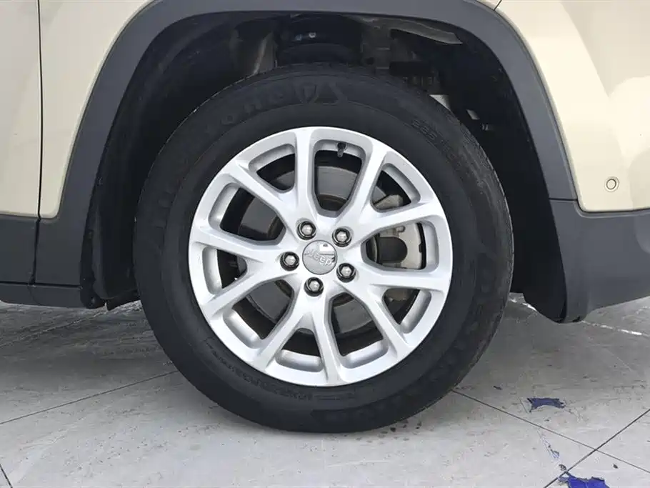 Cherokee 2.0 L Superior