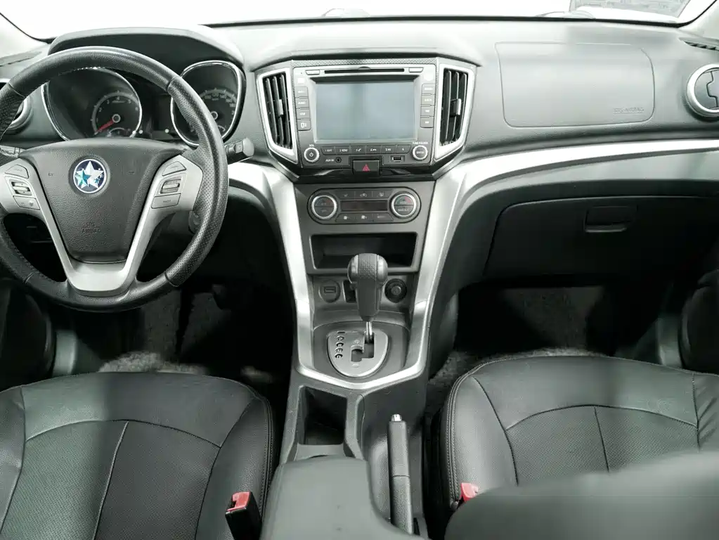 Venucia T70 2.0 L CVT Wise Enjoyment