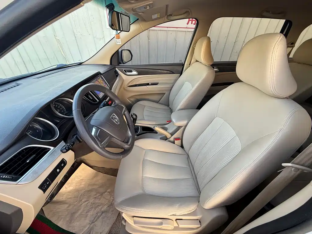 Baojun 730 1.5 L Manual Fashion 7-seat