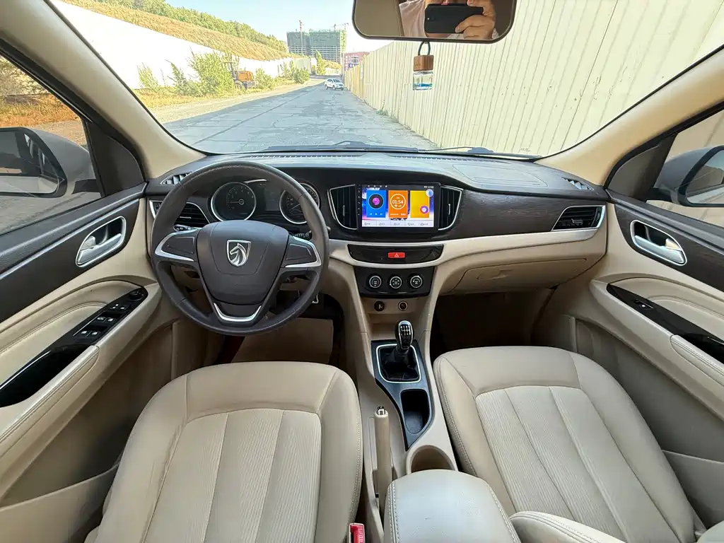 Baojun 730 1.5 L Manual Fashion 7-seat