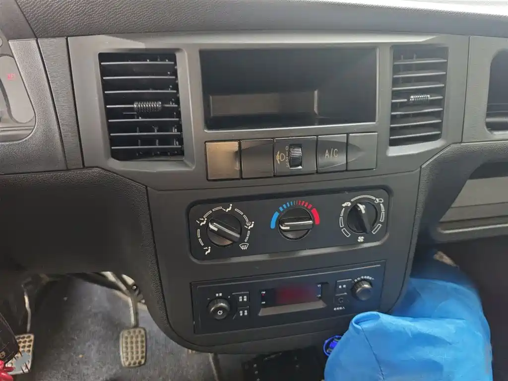 Wuling Zhiguang 1.2 L Van Transport Utility CN-VI 5-seat LSI
