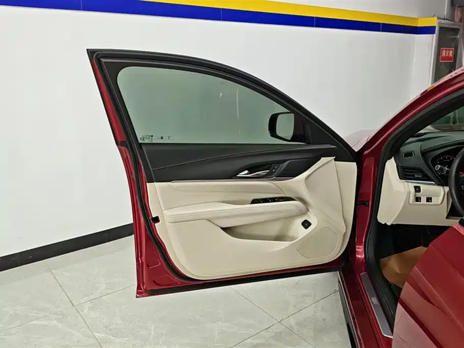 Cadillac CT4 28 T Fashion