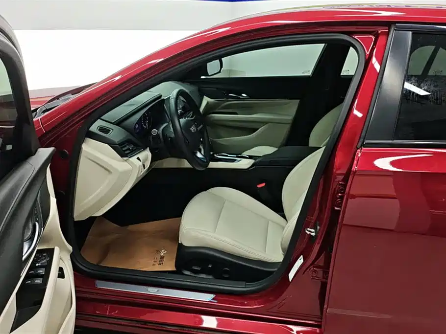 Cadillac CT4 28 T Fashion