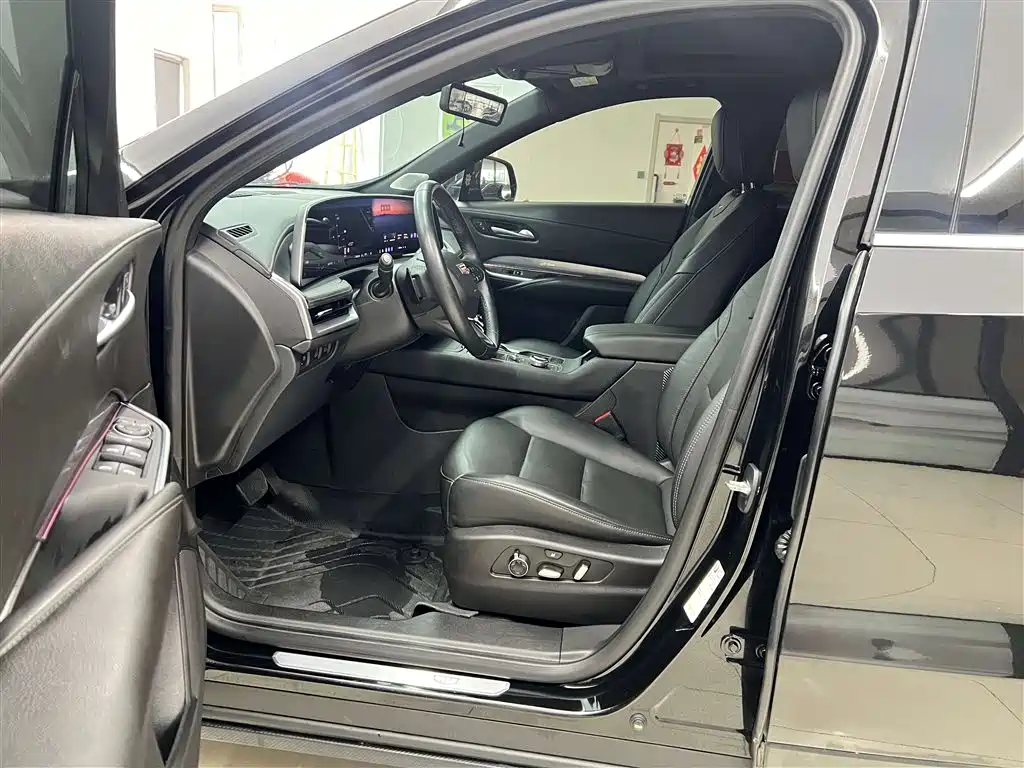 Cadillac XT4 28 T 2 WD Distinguished