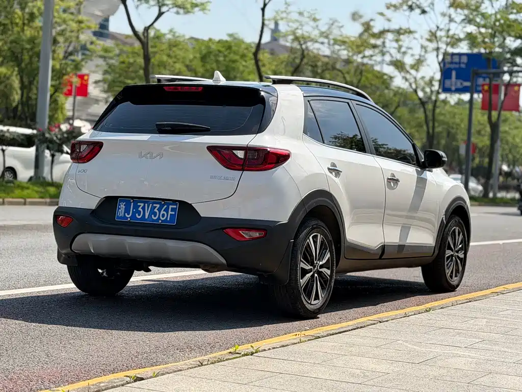 Stonic 1.4 L CVT Sunroof