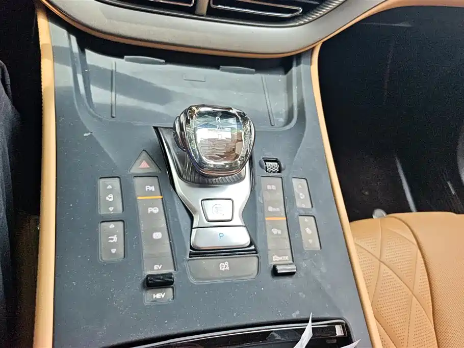 Denza D9 DM-i Smart Drive 1020 4 WD Honored