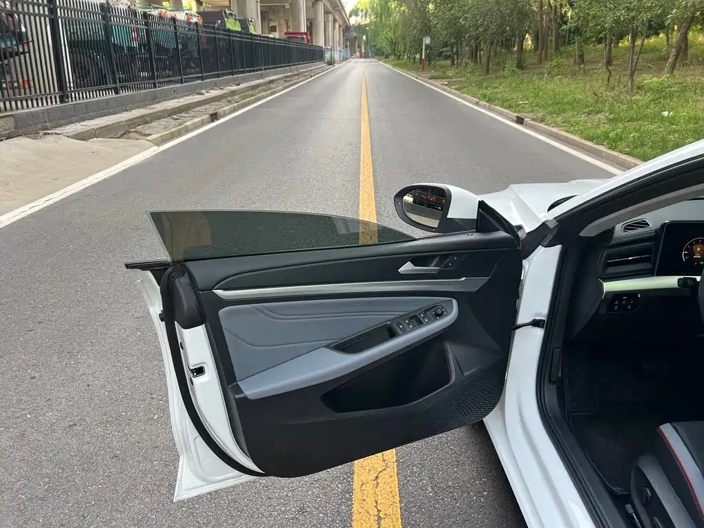 Lamando Lamando L 280 TSI DSG Dazzle Hot