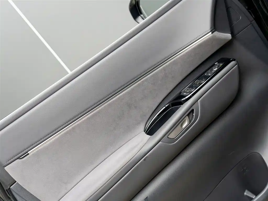Lexus LM 500 h 6-seat Supreme