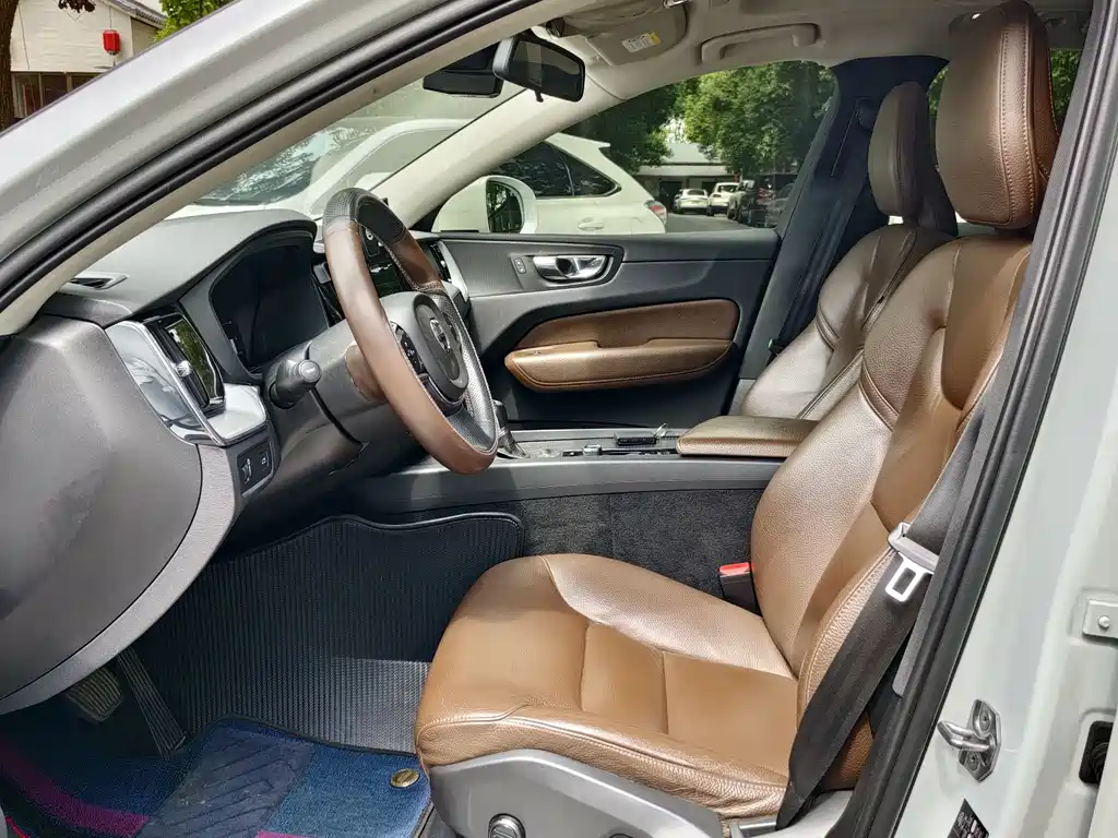 Volvo XC60 T5 4 WD Smart Ease CN-VI