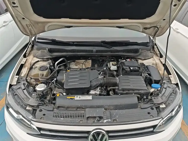 Volkswagen Polo Plus 1.5 L Auto Colorful Tech