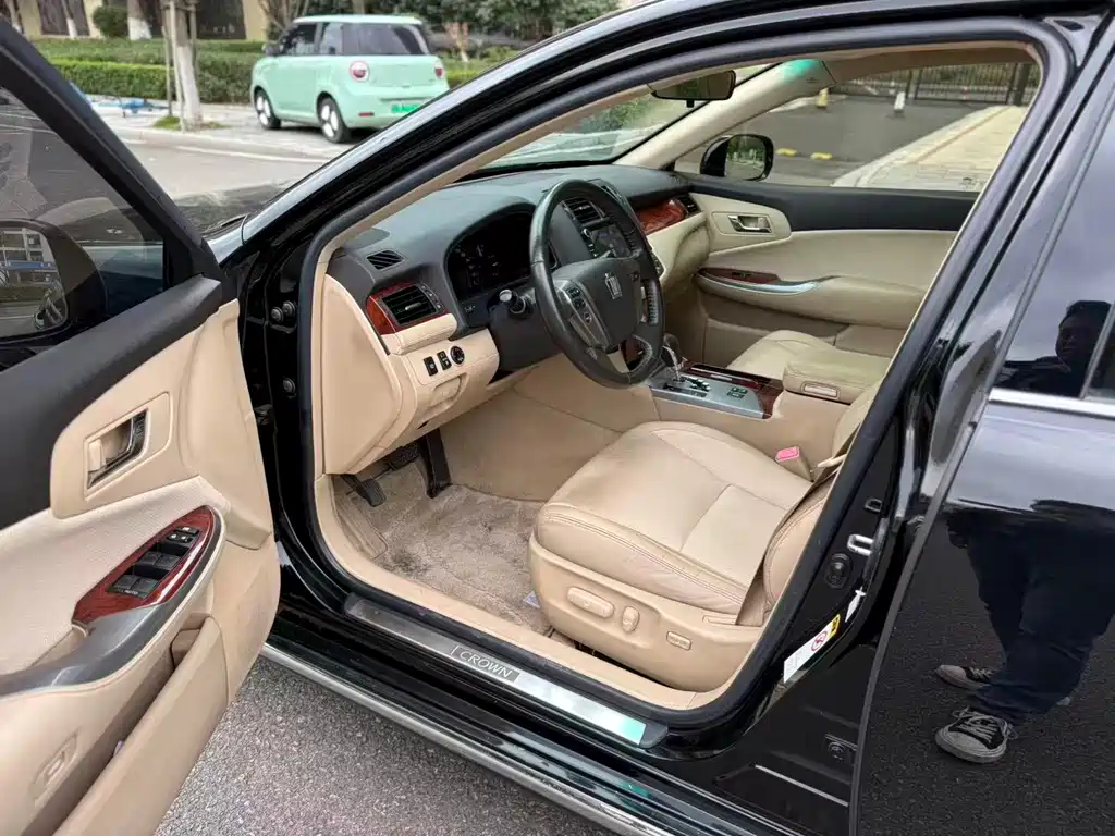 Crown 2.5 L Royal Leather