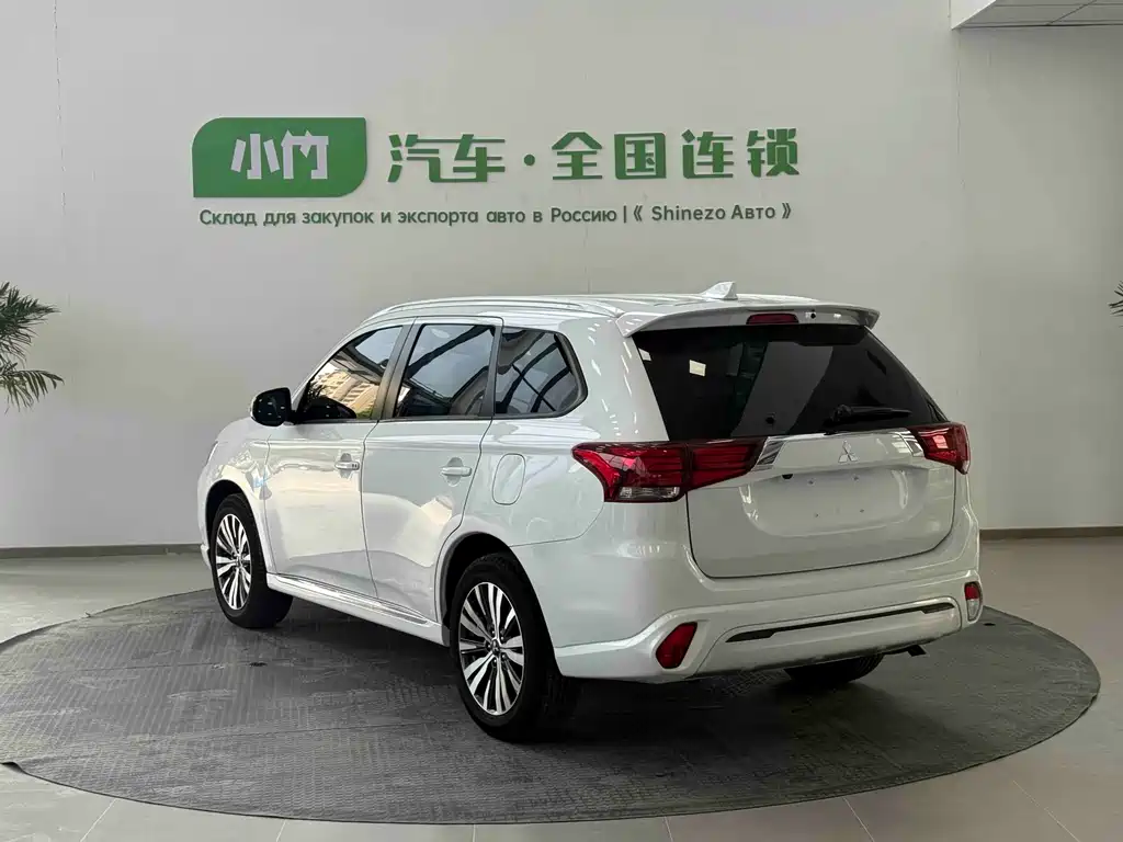 Outlander Facelift 2.0 L 2 WD Smooth Enjoyment 5-seat
