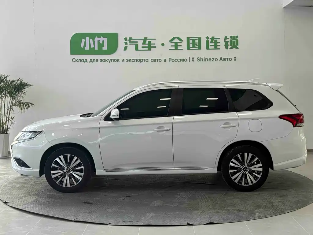 Outlander Facelift 2.0 L 2 WD Smooth Enjoyment 5-seat