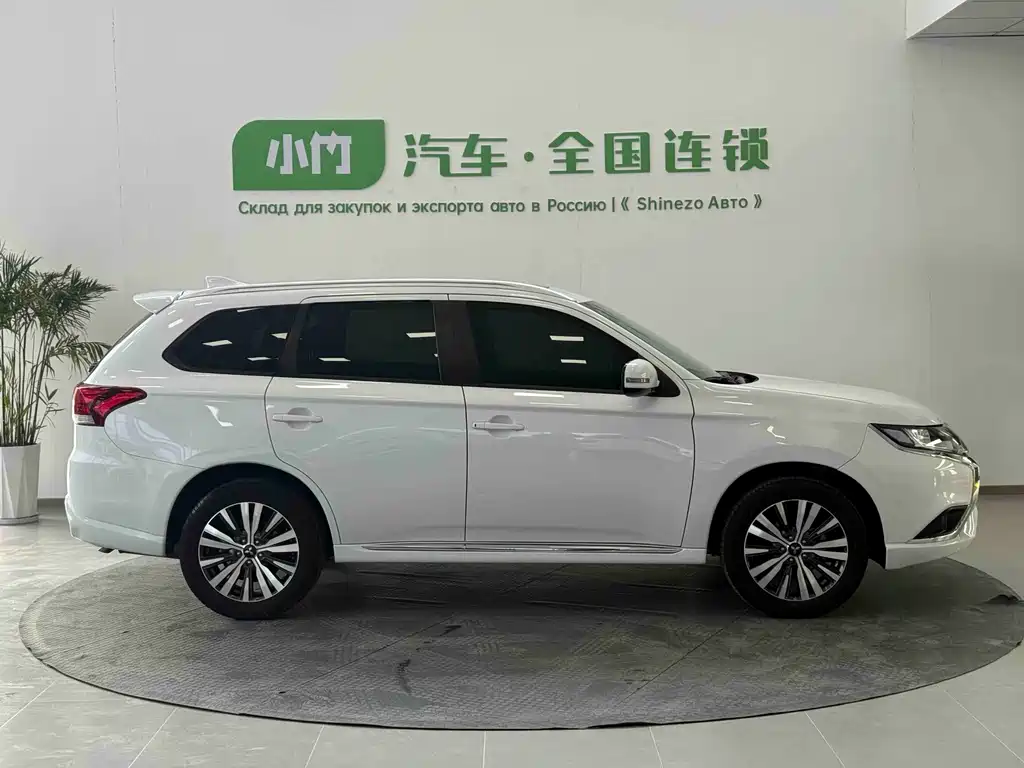 Outlander Facelift 2.0 L 2 WD Smooth Enjoyment 5-seat
