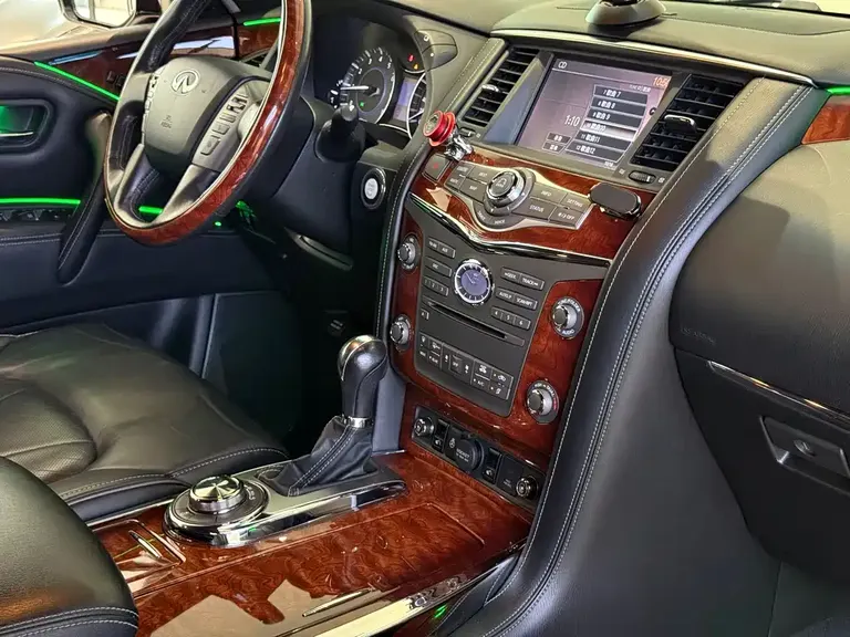 Infiniti QX80 5.6 L 4 WD