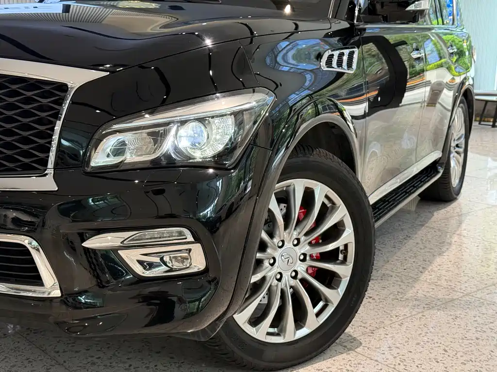 Infiniti QX80 5.6 L 4 WD