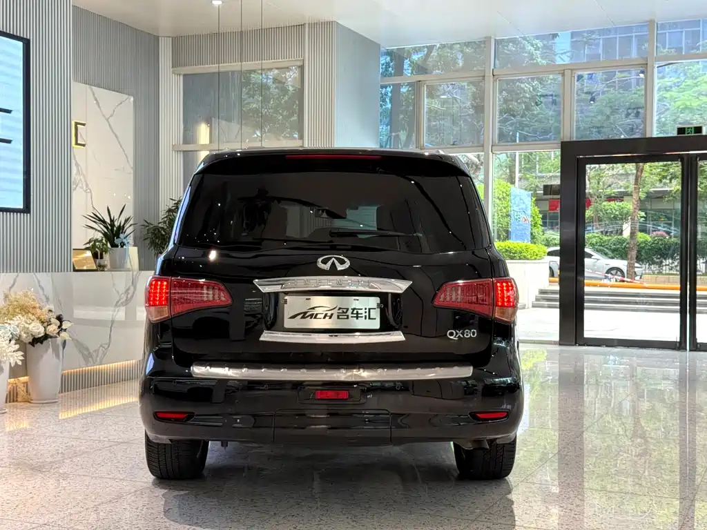 Infiniti QX80 5.6 L 4 WD
