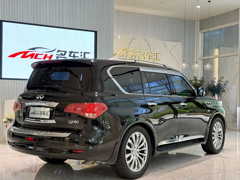 Infiniti QX80 5.6 L 4 WD
