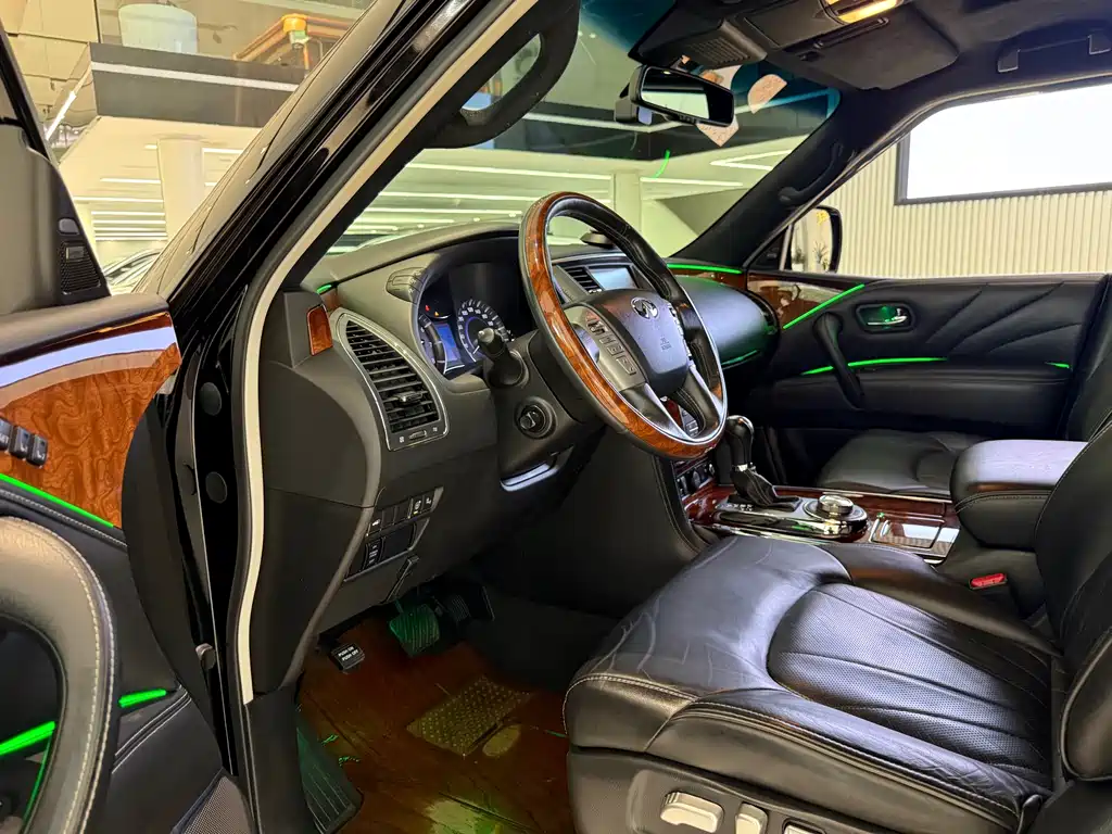 Infiniti QX80 5.6 L 4 WD