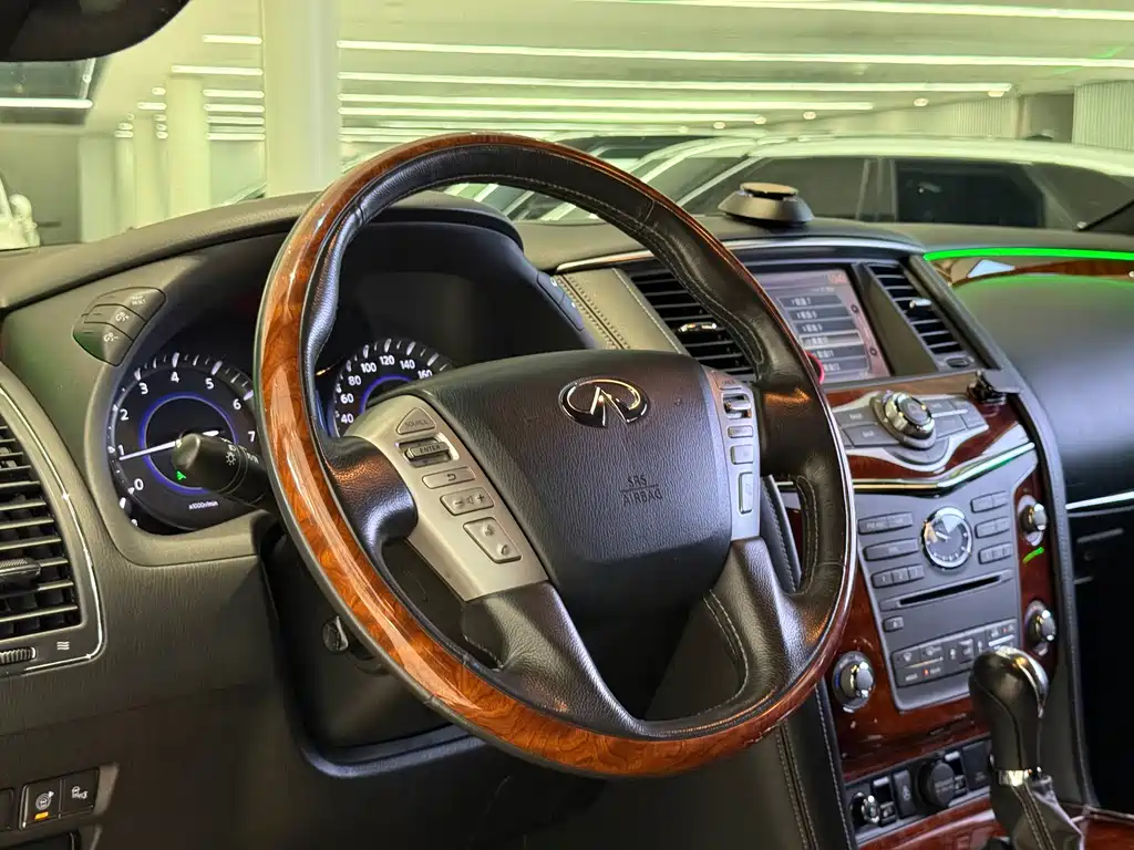 Infiniti QX80 5.6 L 4 WD