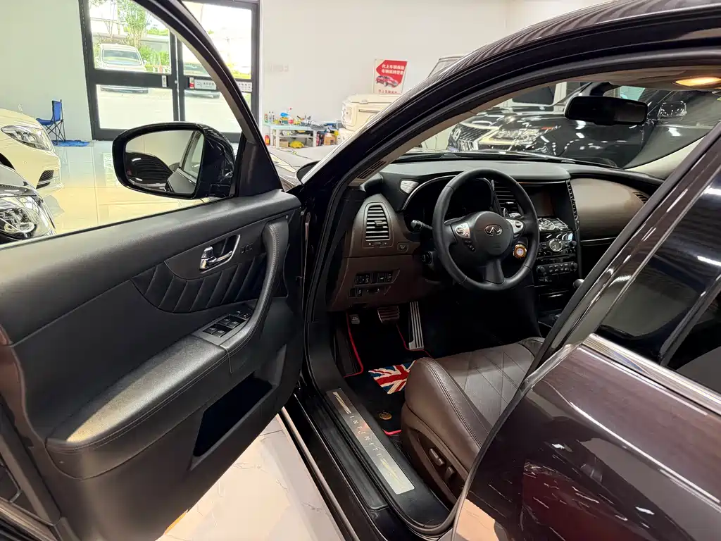 Infiniti QX70 3.7 L Transcend