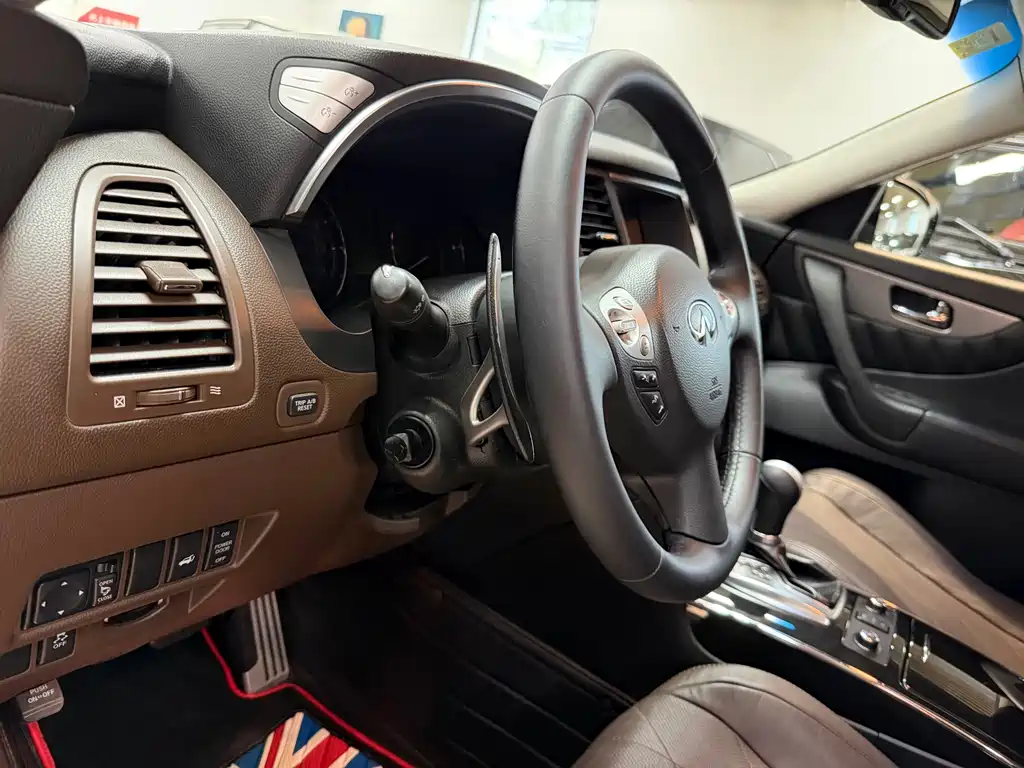Infiniti QX70 3.7 L Transcend