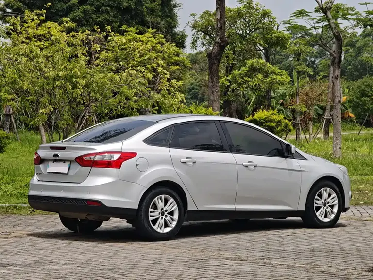 Ford Focus Sedan 1.6 L Auto Comfort