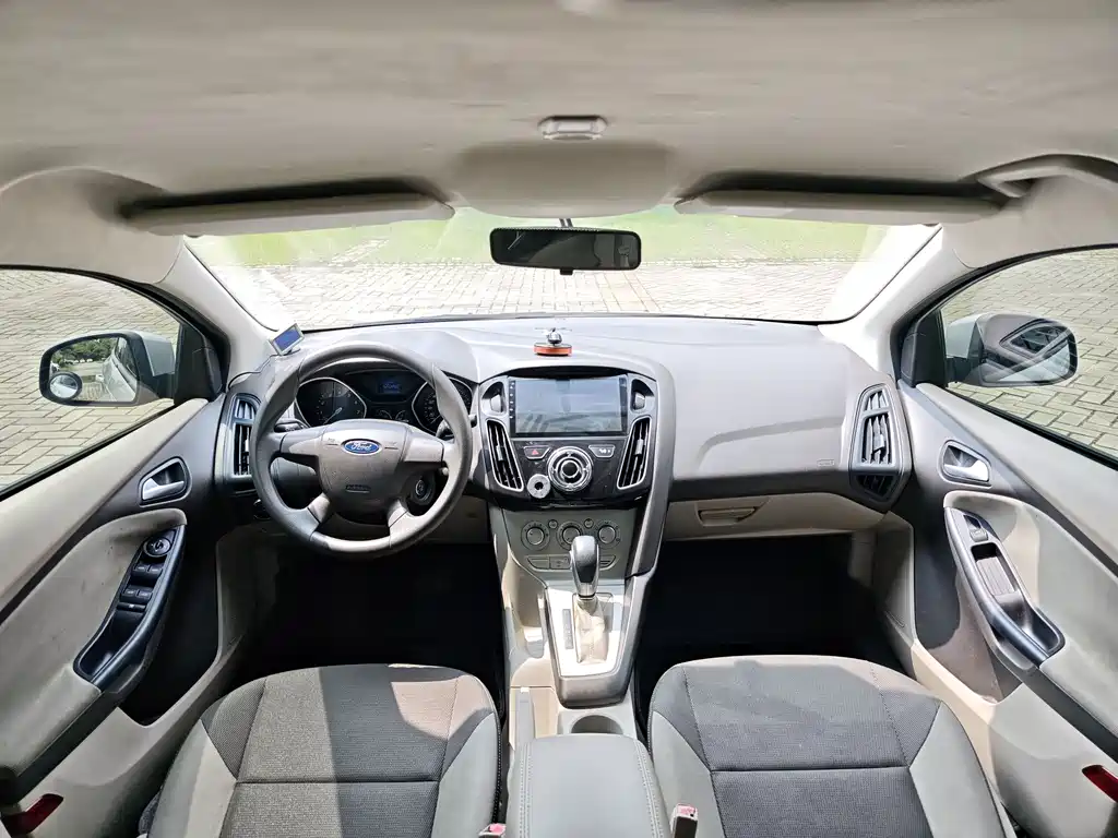 Focus Sedan 1.6 L Auto Comfort