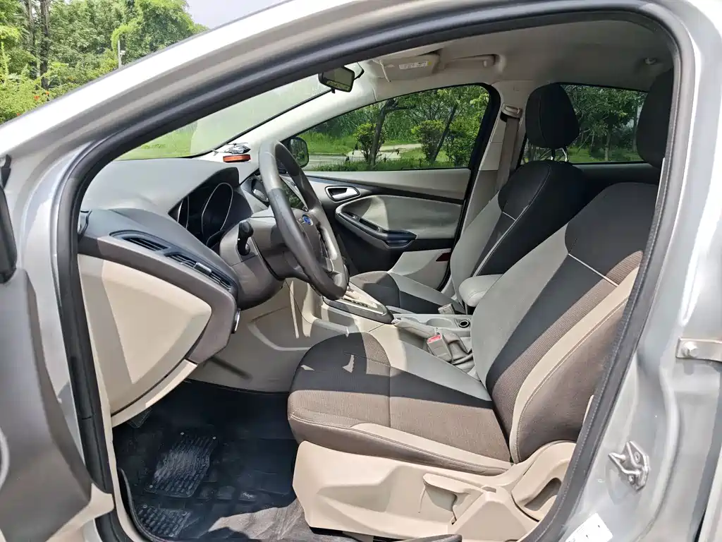 Focus Sedan 1.6 L Auto Comfort