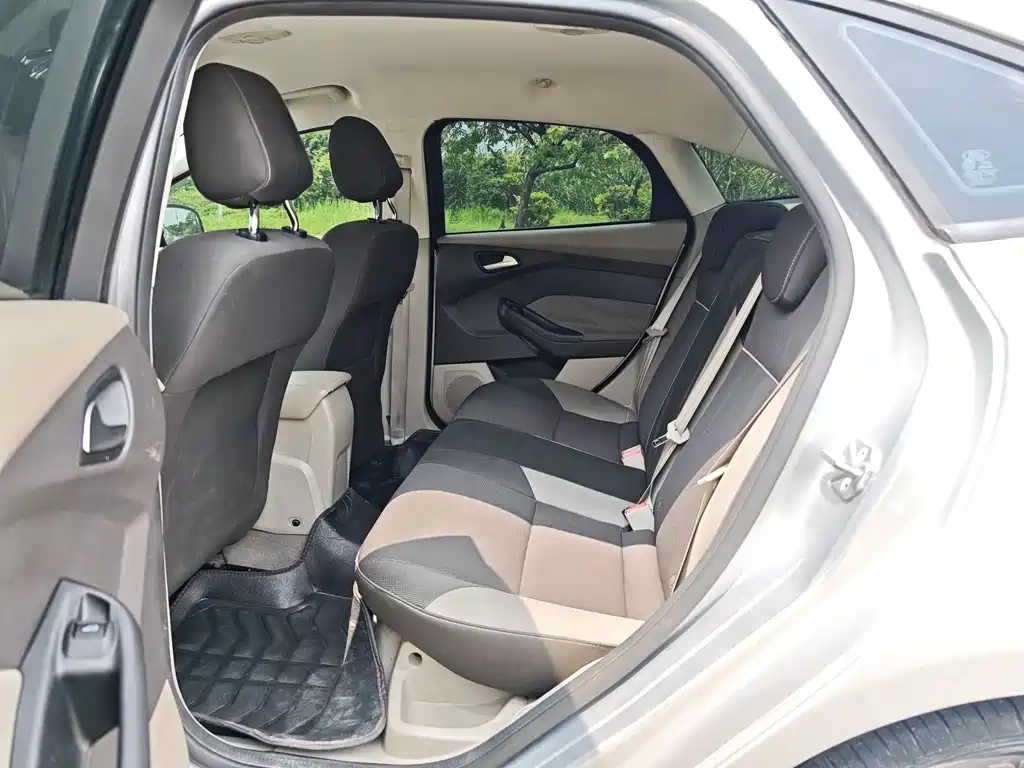 Focus Sedan 1.6 L Auto Comfort