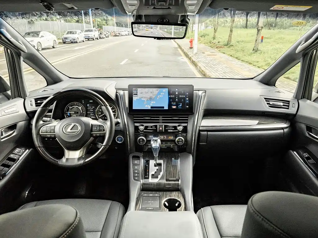 Lexus LM 300 h 4-seat Royal World