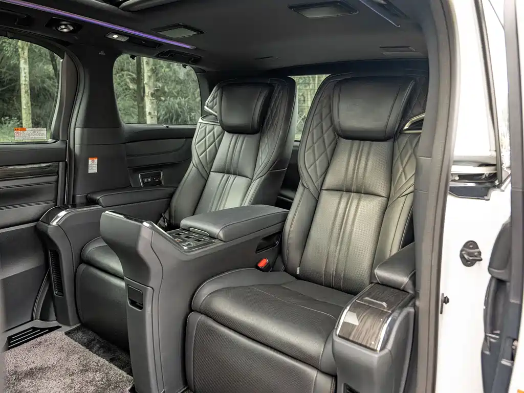 Lexus LM 300 h 4-seat Royal World