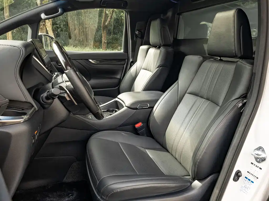 Lexus LM 300 h 4-seat Royal World