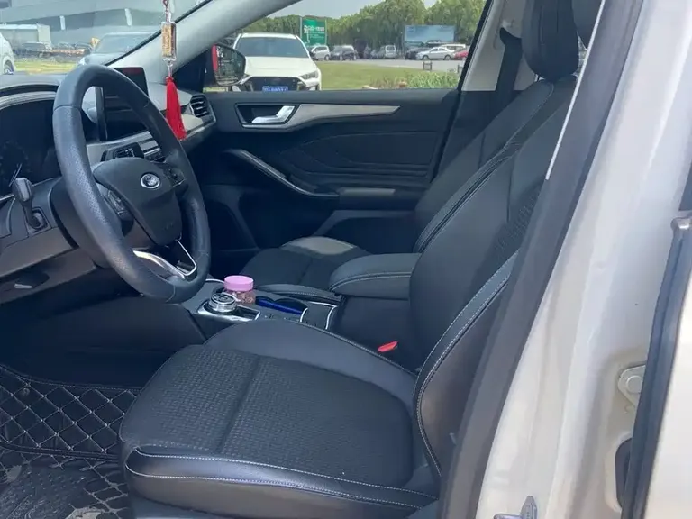 Ford Focus Sedan EcoBoost 180 Auto Sharp Trend