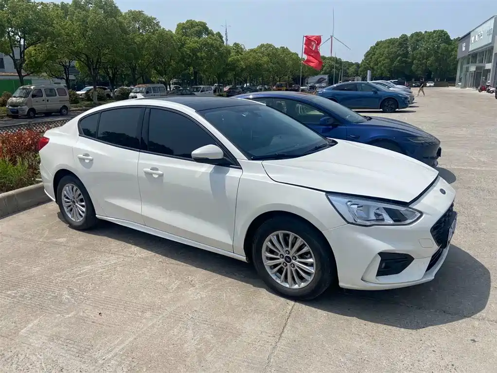 Focus Sedan EcoBoost 180 Auto Sharp Trend
