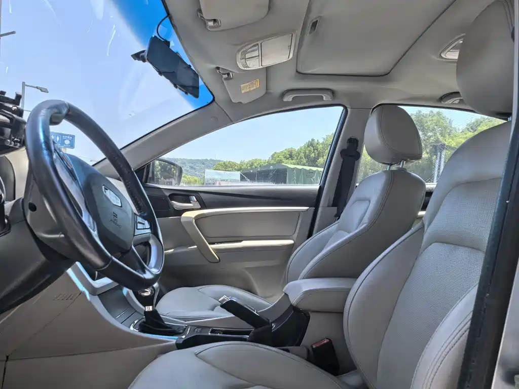 Emgrand Sedan 1.5 L CVT Elite