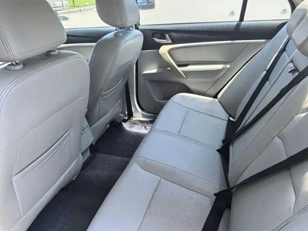 Emgrand Sedan 1.5 L CVT Elite