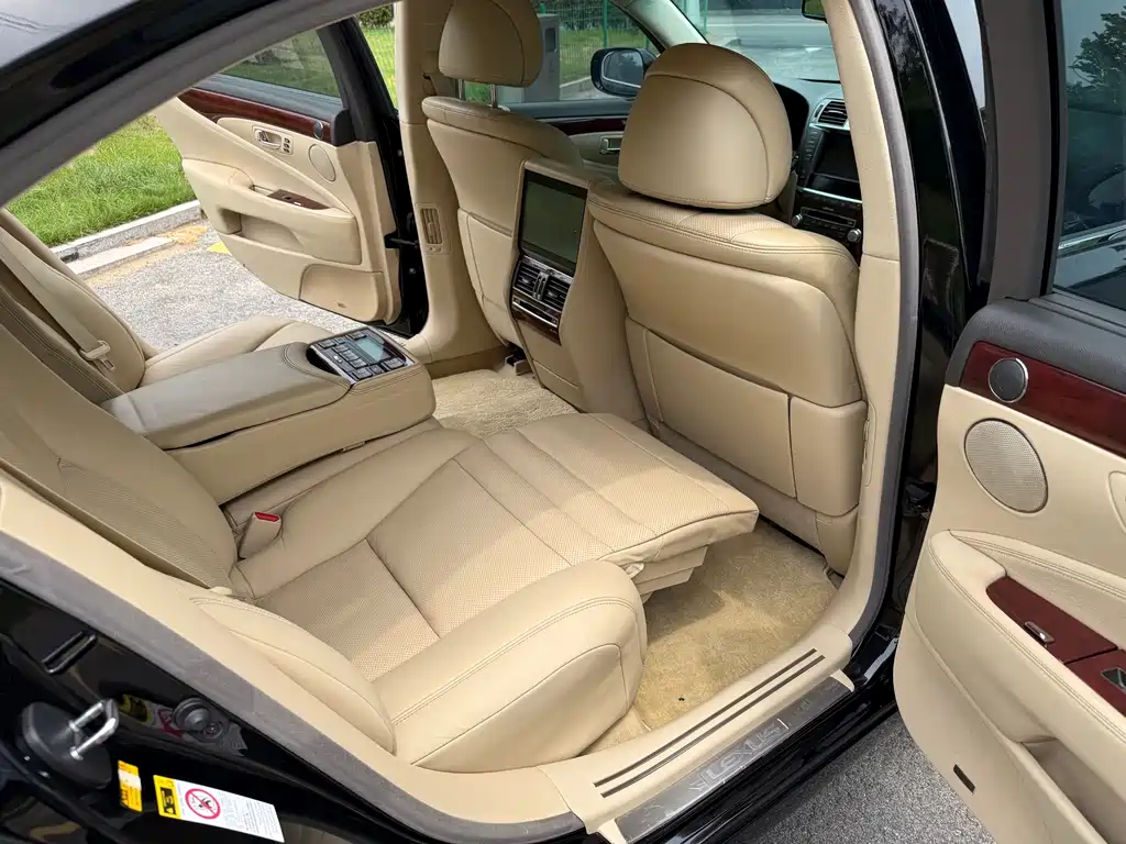 Lexus LS 460 L Distinguished